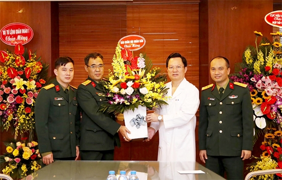 Cán bộ, phóng viên Báo QĐND chúc mừng cán bộ, thầy thuốc, nhân viên y tế Bệnh viện Trung ương Quân đội 108.