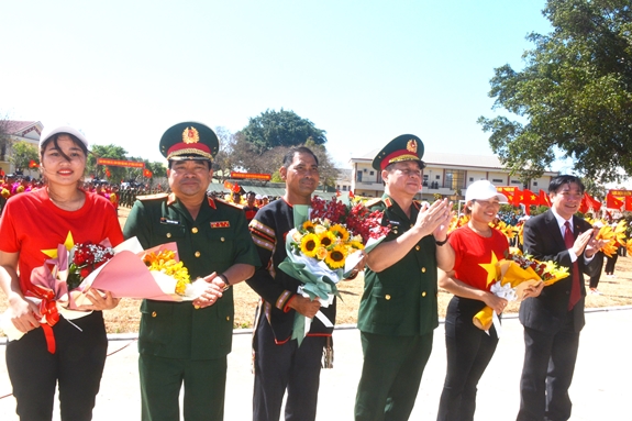 Thượng tướng Nguyễn Trọng Nghĩa tặng hoa các đơn vị tham gia đồng diễn thể dục trong lễ phát động.