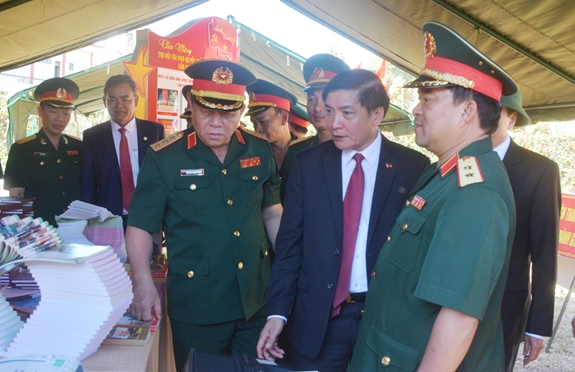 Thượng tướng Nguyễn Trọng Nghĩa tham quan mô hình huấn luyện của Bộ CHQS tỉnh Đắc Lắc.