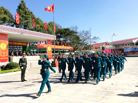 Khối nữ dân quân diễu duyệt đội ngũ trong lễ phát động thi đua.