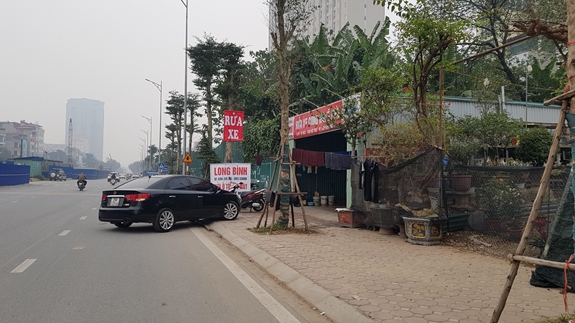 Người dân quây tôn mở cửa hàng rửa xe dọc tuyến đường.
