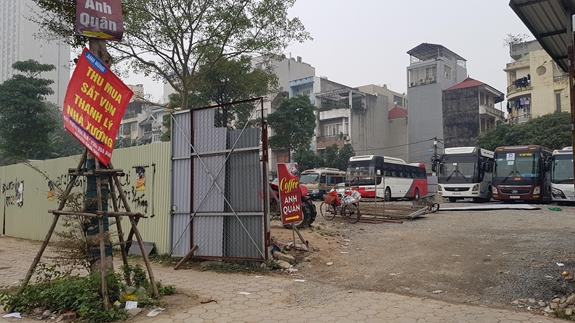 Một trong rất nhiều điểm trông giữ xe không đúng quy định.