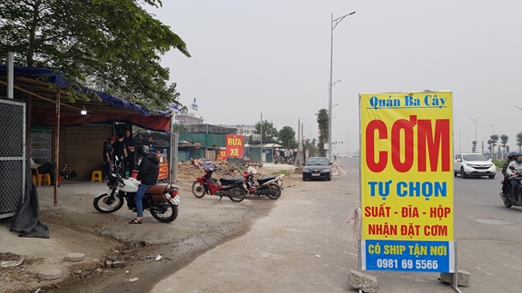 Quán ăn xây dựng, kinh doanh trái phép, để biển quảng cáo lấn chiếm lòng đường.