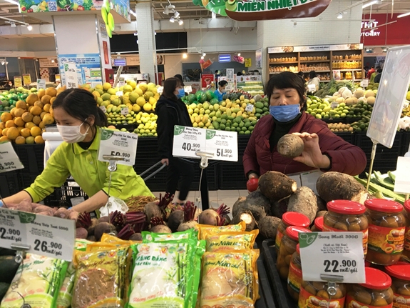 Người dân mua hàng tại Siêu thị Big C Thăng Long, Hà Nội.