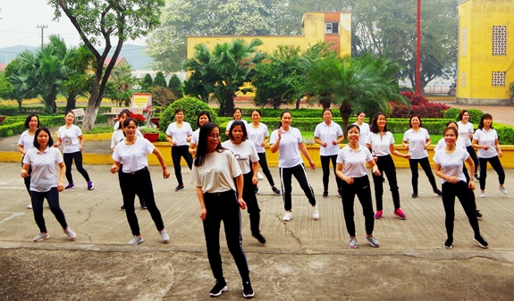 Một buổi luyện tập khiêu vũ thể thao ngoài trời của hội viên phụ nữ Lữ đoàn 918.