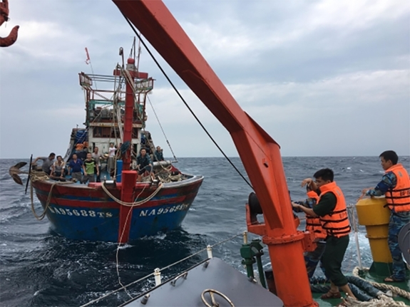 Giúp ngư dân bám biển, vươn khơi