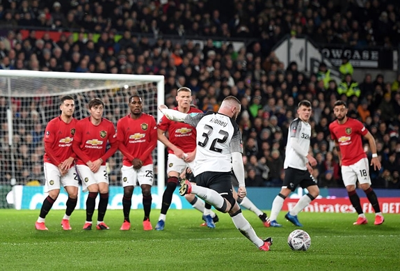 Rooney không thể một lần đưa bóng vào đội bóng cũ. Ảnh: Dailymail.