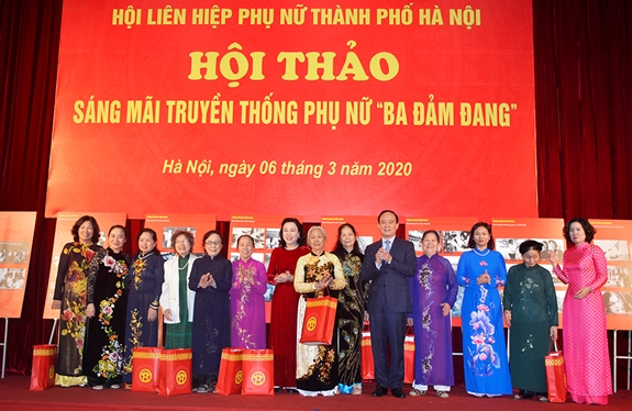 Lãnh đạo Trung ương Hội LHPN Việt Nam và TP Hà Nội tặng quà các nhân chứng lịch sử của phong trào “Ba đảm đang” trên địa bàn thành phố.