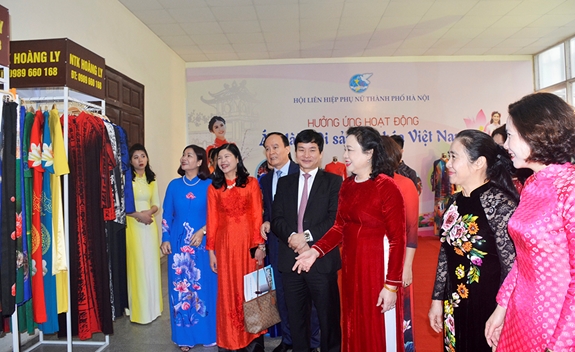 Các đại biểu tham dự hội thảo tham qua mẫu áo dài trưng bày tại không gian tổ chức hội thảo.