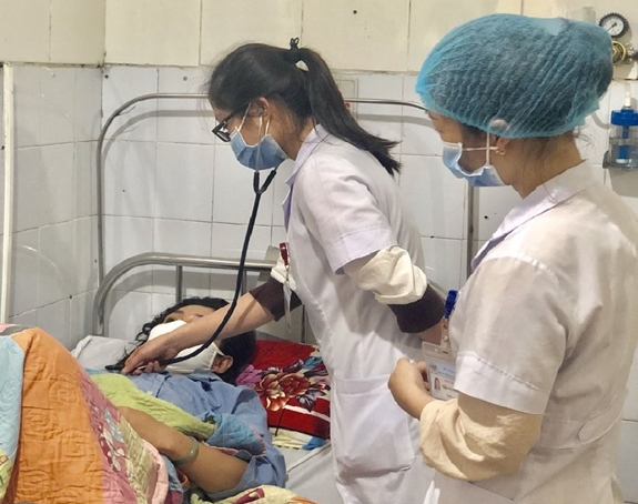 Các bác sĩ thăm khám cho bệnh nhân Trần Thị Tiến.