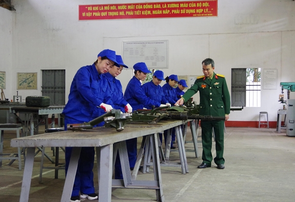 Hội viên phụ nữ Xưởng X78, Cục kỹ thuật Quân khu 2 bảo dưỡng vũ khí trang bị kỹ thuật.