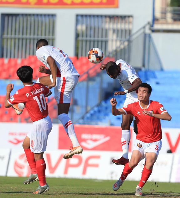 Một pha bóng quyết liệt trong trận Viettel thắng Hồng Lĩnh Hà Tĩnh 1-0.Ảnh: MINH TUẤN.