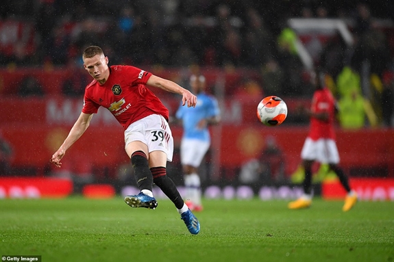 McTominay sút bóng vào lưới trống sau cú ném bóng lên bất cẩn của thủ thành Ederson. Ảnh: Getty