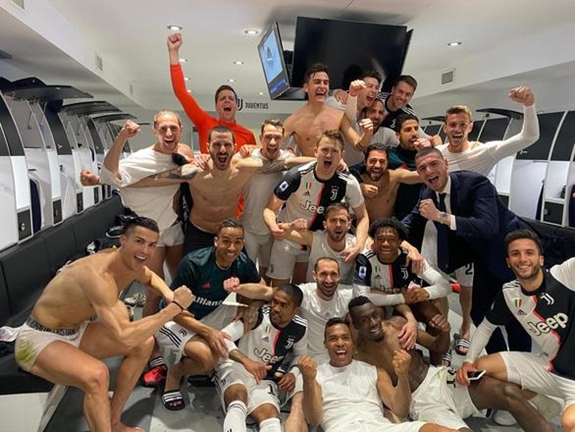 Bức ảnh cho thấy cầu thủ D.Rugani có tiếp xúc gần với hầu hết cầu thủ Juventus trước khi phát bệnh. Ảnh: Getty Images.