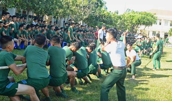 Chiến sĩ mới Tiểu đoàn 1 hào hứng tham gia hoạt động kéo co.