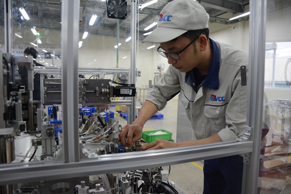 Hoạt động sản xuất tại Công ty Cổ phần Công nghệ Năng lực Việt tại Khu công nghiệp Nam Thăng Long (Bắc Từ Liêm, Hà Nội).