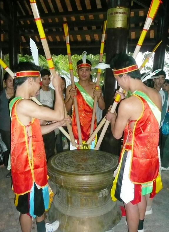 Đánh trống đồng-một nét văn hóa truyền thống trong Lễ hội Đền Hùng.