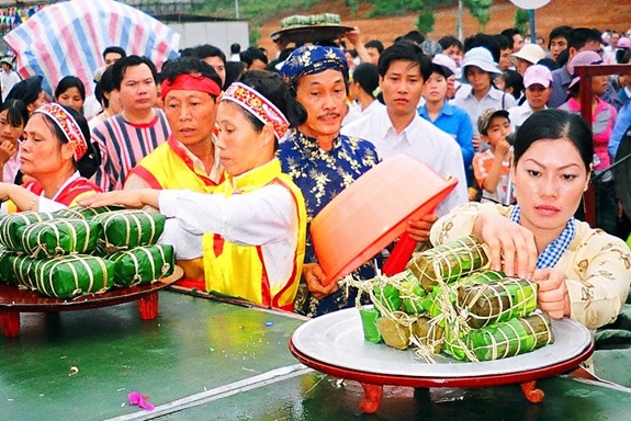 Thi gói bánh chưng trong dịp giỗ Tổ.