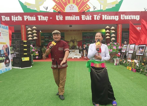 Người dân xã Kiệt Sơn, huyện Tân Sơn biểu diễn điệu hát ví, hát rang tại Lễ hội đền Hùng năm 2019.