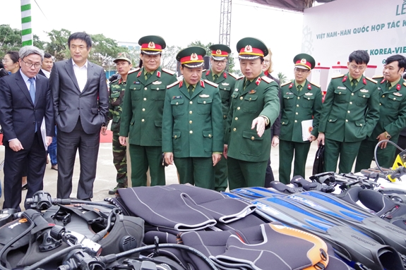 Các đại biểu tham quan một số phương tiện, trang bị hiện đại phục vụ cho hoạt động khắc phục hậu quả bom, mìn tại Trung tâm Hành động bom mìn quốc gia Việt Nam (VNMAC).
