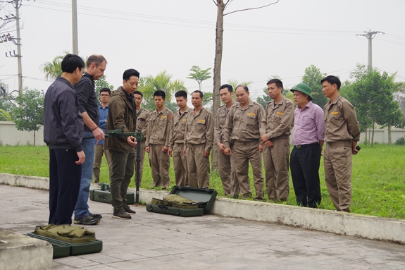 Chuyên gia nước ngoài tập huấn kỹ thuật sử dụng máy dò mìn loại mới cho cán bộ, nhân viên của VNMAC.