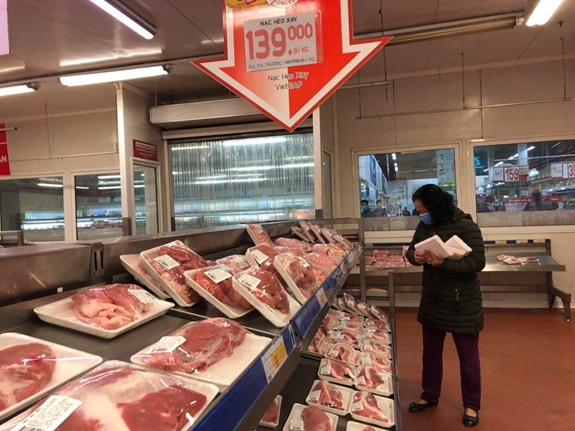 Người dân mua thịt tại siêu thị Mega Market Hoàng Mai.