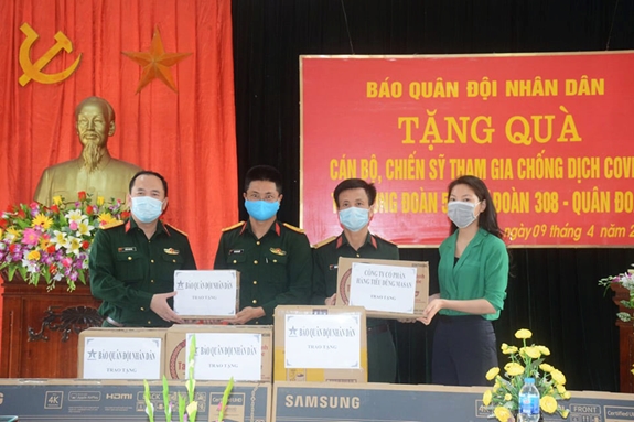 Lãnh đạo, chỉ huy Trung đoàn 58 tiếp nhận quà của Báo Quân đội nhân dân và nhà tài trợ tặng để phục vụ hoạt động cách ly.