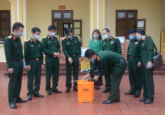 Chỉ huy Trung đoàn 58 thao tác sử dụng máy phun khử khuẩn do Báo Quân đội nhân dân tặng qua Chương trình “Quân với dân một ý chí”.