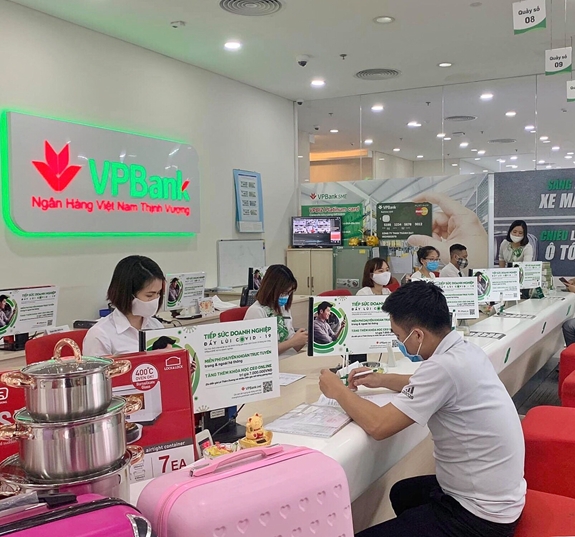 Khách hàng giao dịch tại VPBank.