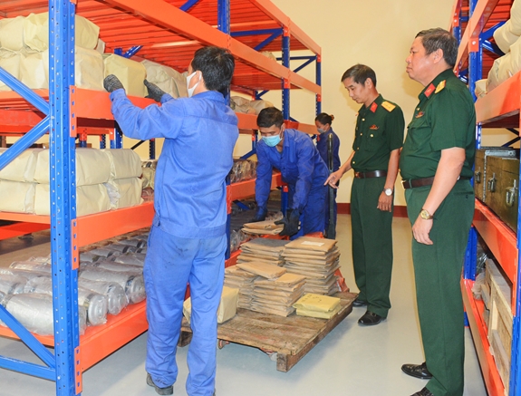 Lãnh đạo, chỉ huy Kho KT580 kiểm tra công tác bảo quản, bảo dưỡng khí tài trang bị.