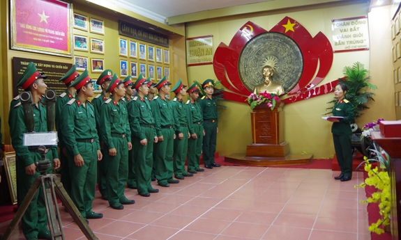 Chiến sĩ mới Lữ đoàn Pháo binh 16 nghe giới thiệu truyền thống đơn vị.