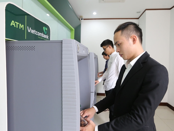 Khách hàng sử dụng thẻ thanh toán tại hệ thống ATM của Ngân hàng TMCP Ngoại thương Việt Nam (Vietcombank). Ảnh: ANH VIỆT