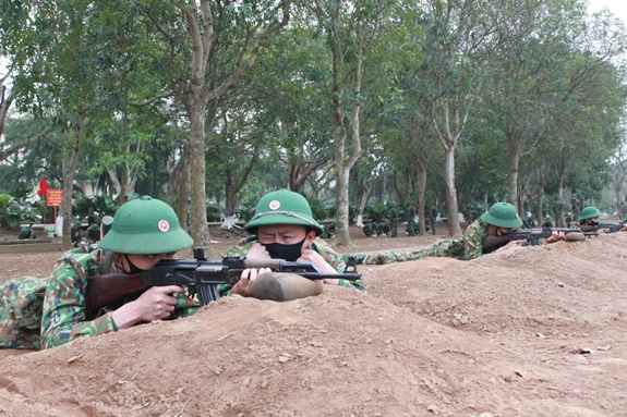 Chiến sĩ Trung đoàn 50 (Bộ CHQS TP Hải Phòng) luyện tập bắn súng AK bài 1 (tháng 4-2020).  Ảnh: QUANG MINH