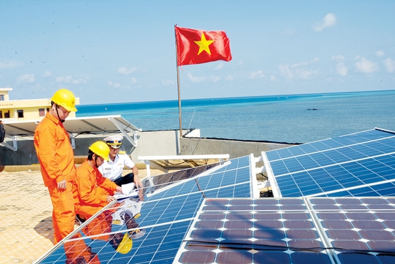 Các dự án điện mặt trời áp mái là một trong những giải pháp góp phần bảo đảm năng lượng quốc gia. Ảnh: VIỆT TRUNG