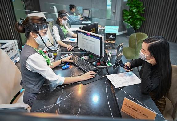 Khách hàng giao dịch tại Ngân hàng TMCP Việt Nam Thịnh Vượng.