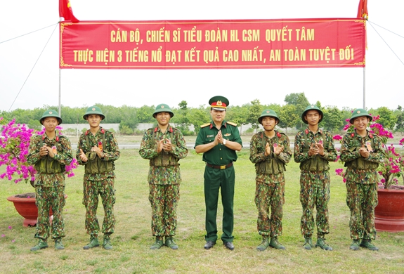 Chỉ huy Sư đoàn 5 chúc mừng các chiến sĩ bắn giỏi.