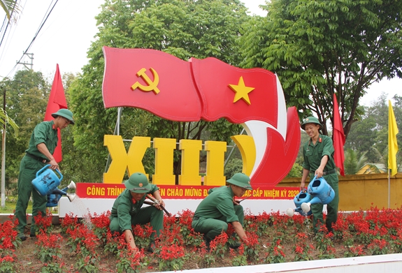 Các chiến sĩ Tiểu đoàn 6, Trung đoàn 82 làm đẹp cảnh quan đơn vị.