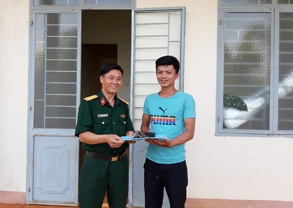 Trung úy QNCN Nguyễn Thế Dương trả lại chiếc ví cho anh Hoàng Văn Nam.