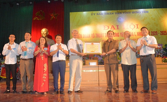 Trao quyết định thành lập Liên đoàn Võ thuật tỉnh Hưng Yên.