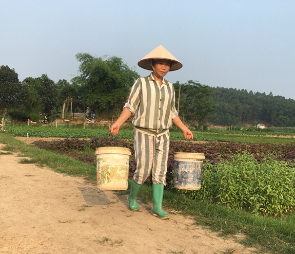 Phạm nhân Lầu Y Tồng ở khu tăng gia sản xuất.