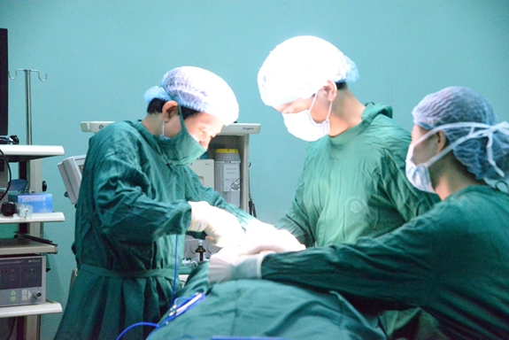 Các bác sĩ phẫu thuật bướu cổ cho chị C.