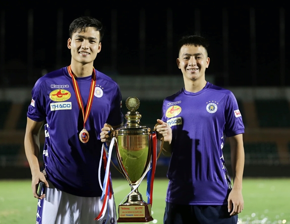 Bùi Hoàng Việt Anh (bên trái), một "sản phẩm" của lò đào tạo Hà Nội FC.Ảnh: Nhân vật cung cấp.