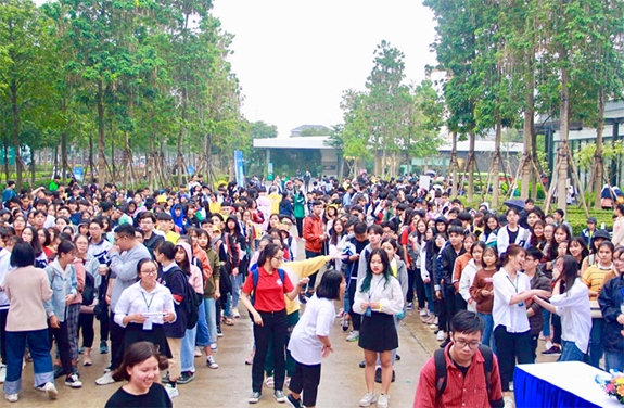 Dự án sách và hành động thu hút đông đảo các bạn trẻ tham gia.