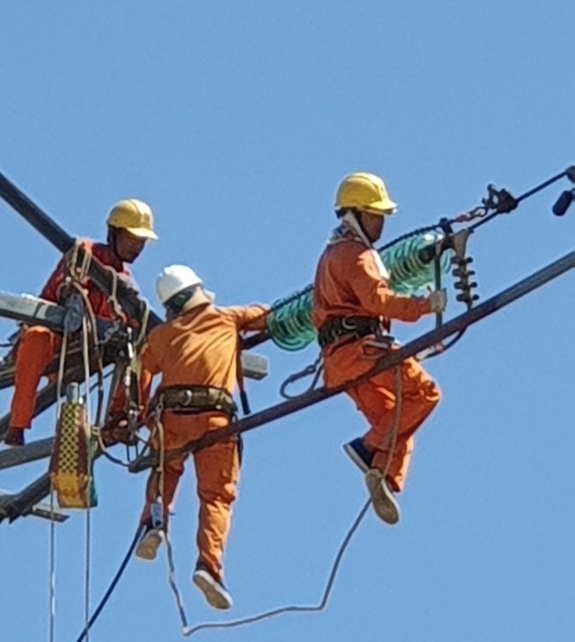 Công nhân ngành điện nỗ lực sửa chữa, bảo dưỡng để bảo đảm đường điện được thông suốt.