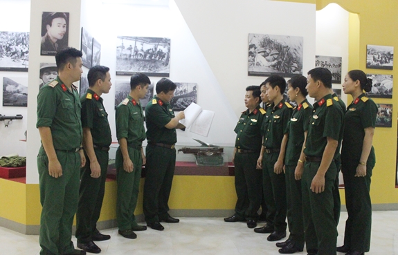 Đại tá Nguyễn Thế Hải, Chính ủy Sư đoàn 355 kể chuyện truyền thống cho cán bộ, chiến sĩ.
