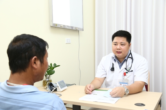 Bác sĩ Bệnh viện viện Hữu nghị Việt Đức khám, tư vấn cho bệnh nhân tăng huyết áp. Ảnh: Công Thắng.