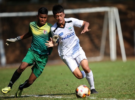 U.19 Hoàng Anh Gia Lai 1 (bên phải) dẫn đầu vòng loại ở bảng C với 22 điểm.Ảnh: Nguyên Vũ.