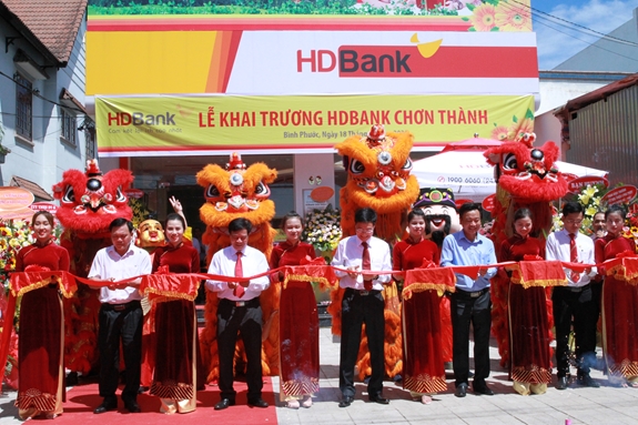 Cắt băng khai trương chi nhánh HDBank Chơn Thành.