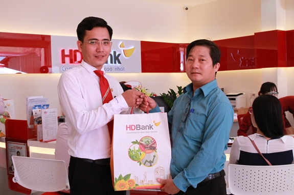 Khách hàng giao dịch trong ngày khai trương được nhận nhiều phần quà hấp dẫn của HDbank.