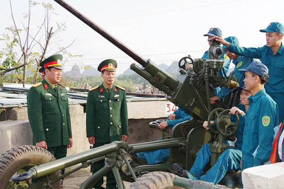 Lãnh đạo, chỉ huy Bộ CHQS tỉnh Quảng Ninh kiểm tra công tác huấn luyện sẵn sàng chiến đấu của Đại đội Pháo 37mm, Công ty Tuyển than Hòn Gai (tháng 1-2019). Ảnh: VĂN ĐẢM